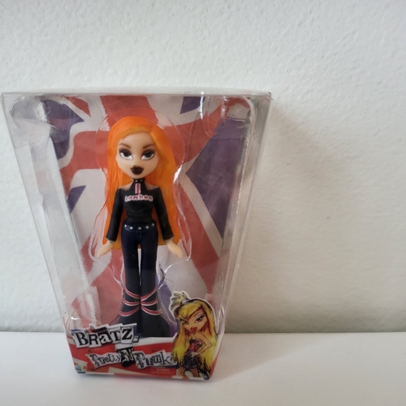 Bratz Minis Flashback Series 1 Pretty in Punk Cloe - Picture 3 of 4